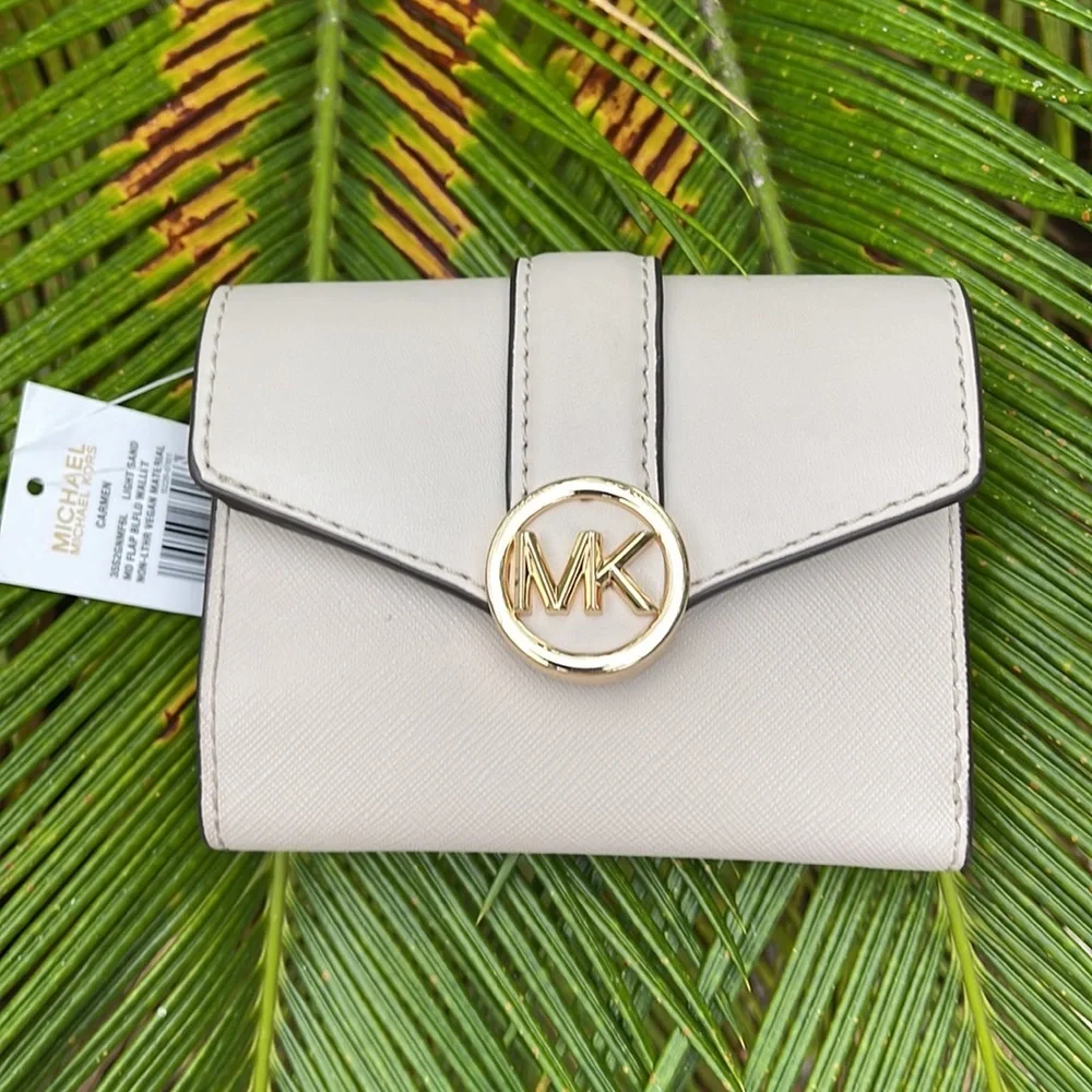 MICHAEL KORS CARMEN MEDIUM LOGO AND FAUX LEATHER WALLET LIGHT SAND